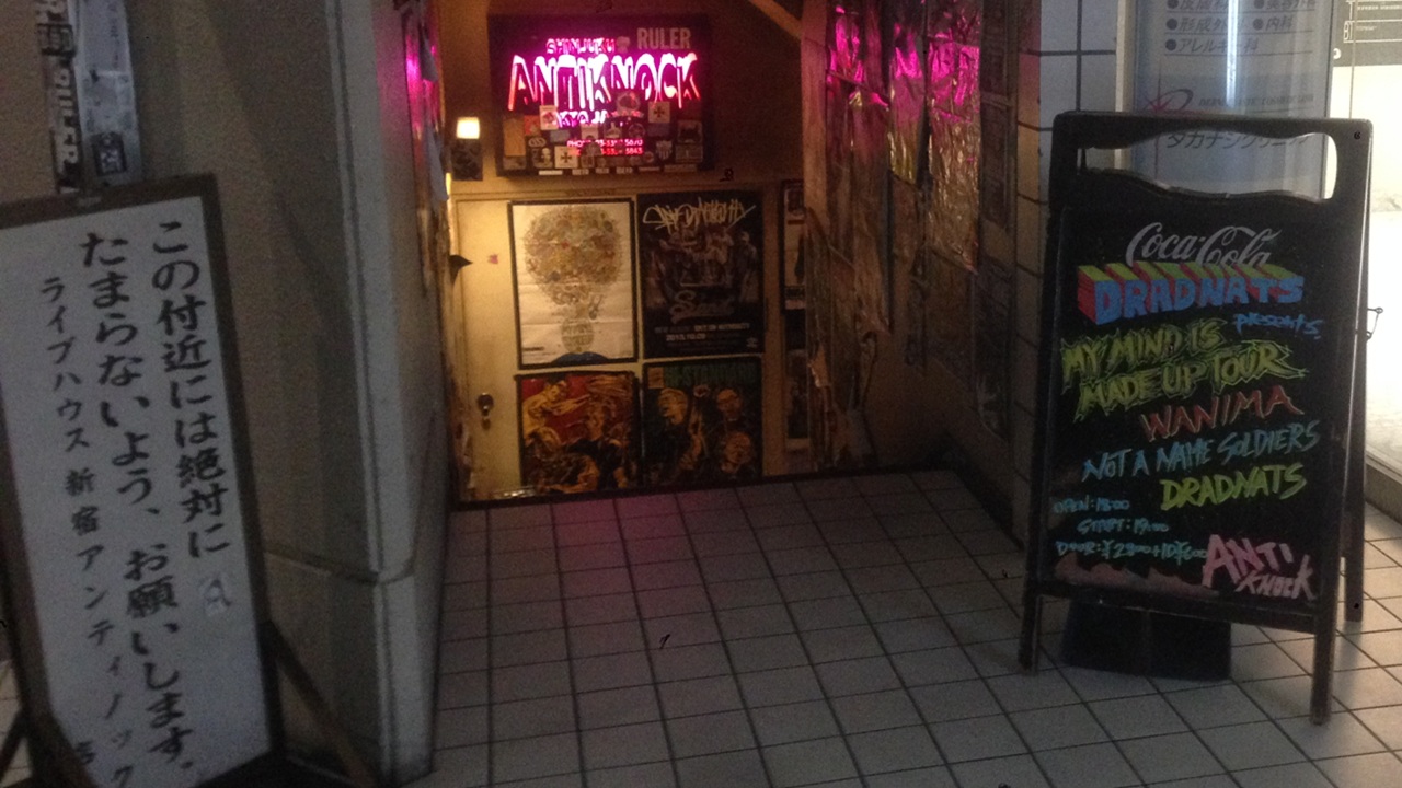 新宿ANTIKNOCKの入口