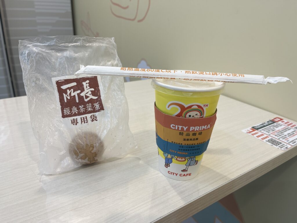 台湾セブンイレブンの味付け卵とタピオカミルクティー
