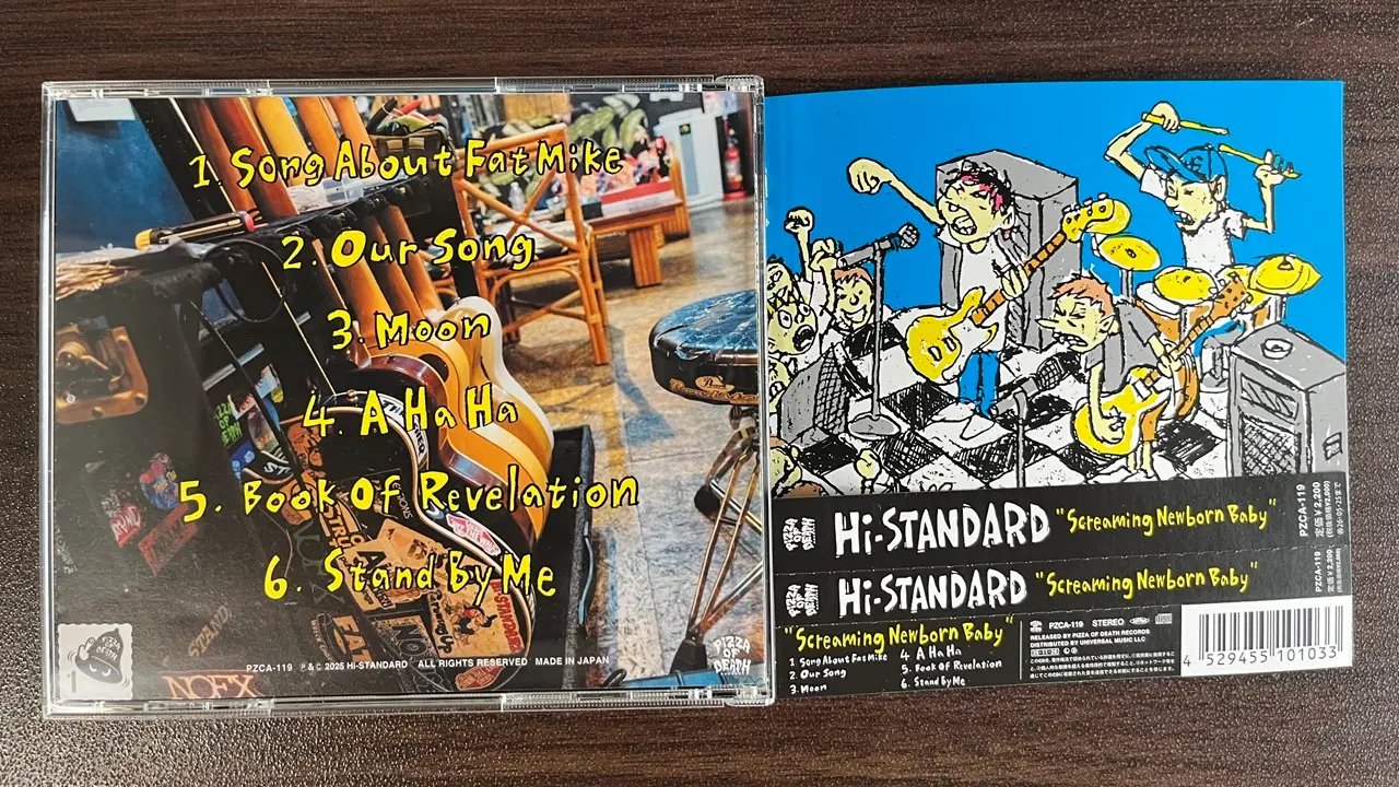 Hi-STANDARD『Screaming Newborn Baby』のCD裏ジャケット、ブックレット、帯を並べて撮影した写真。裏ジャケットには全6曲のタイトルが記載されている。